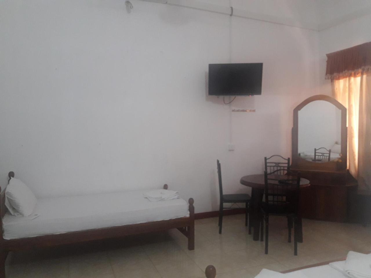 Hotel Blue Whale Jaffna Bagian luar foto