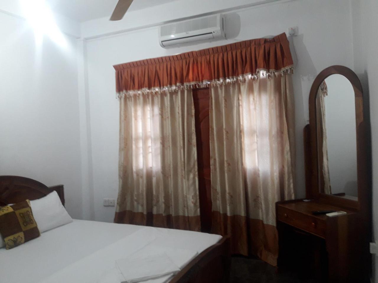 Hotel Blue Whale Jaffna Bagian luar foto